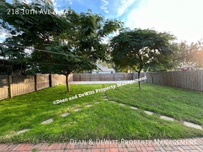 Building Photo - 218 10th Ave N