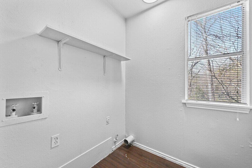 Building Photo - 5303 Spring Meadow Rd