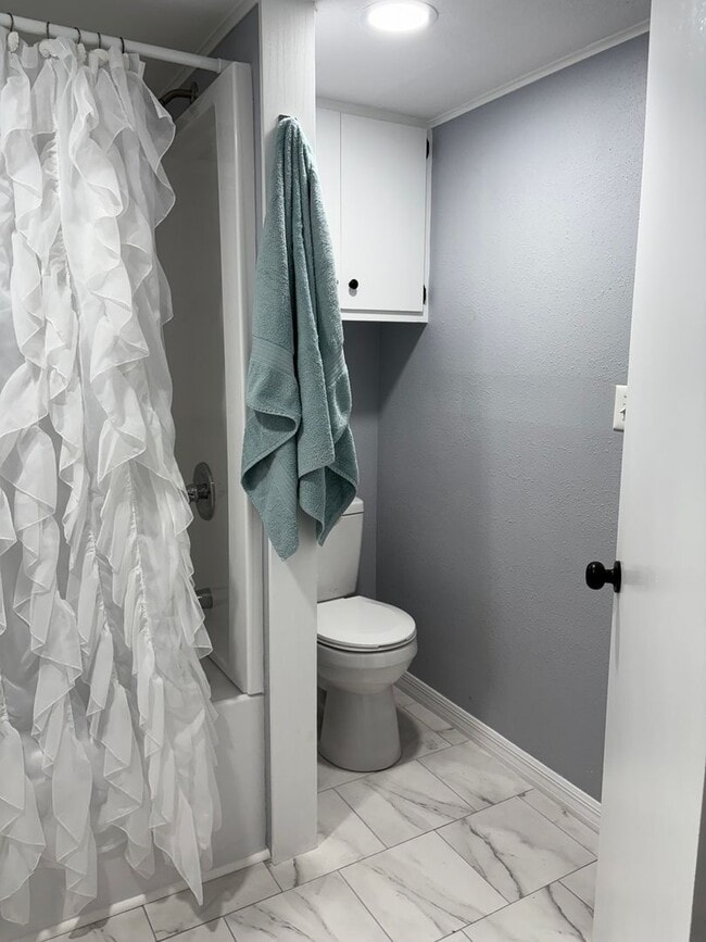 Building Photo - 2 bedroom 2 bath fully remodeled mobile home for rent in 55+ community in south Tampa