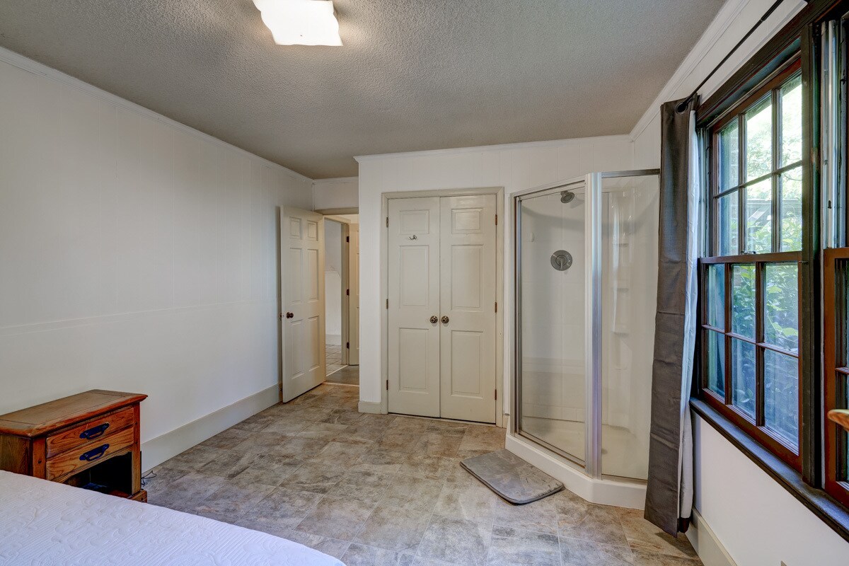 Building Photo - 1422 Pineview Dr