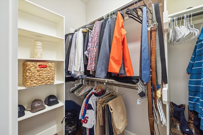 Building Photo - 829 Wakefield Dr