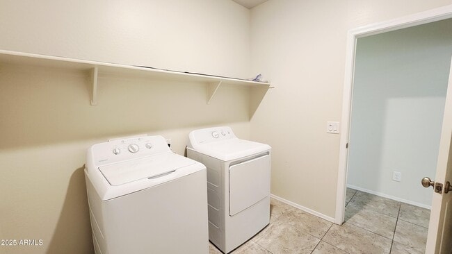 Building Photo - 236 S San Jose Ln