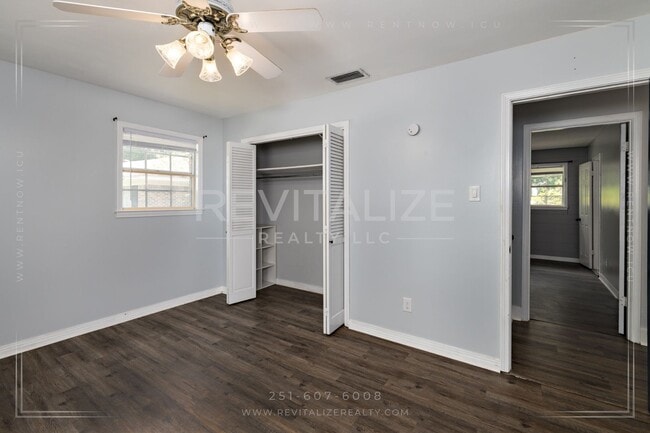 Building Photo - Spacious Brick Home in West Mobile!