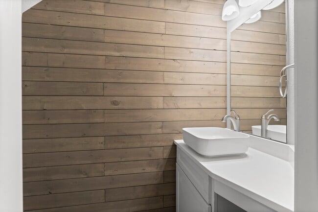 Building Photo - 17 E Willowood Ct