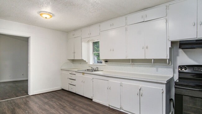 Building Photo - Beautifully Crafted 3 Bed 1 Bath Home in River Oaks!