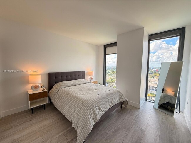 Building Photo - 121 NE 34th St