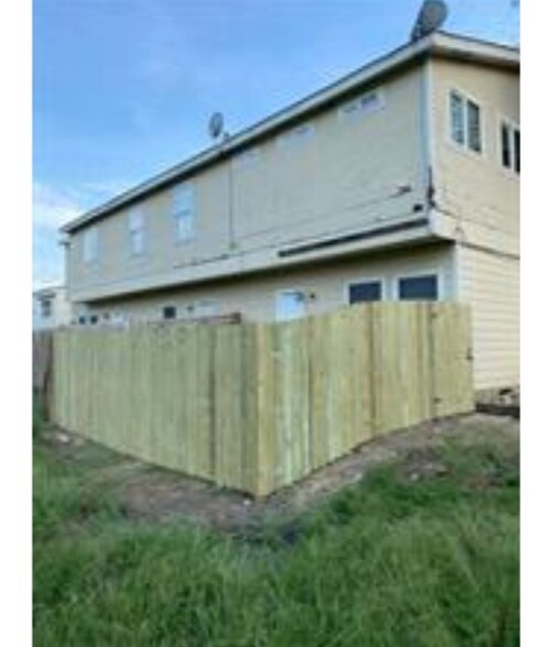 Building Photo - 9713 Sycamore Dr