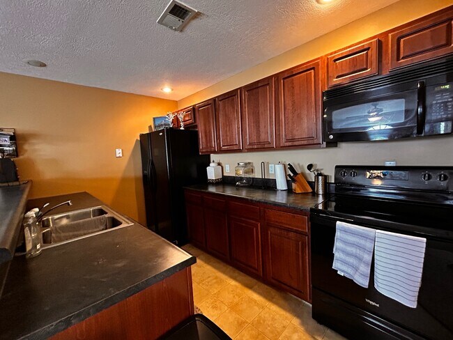 Building Photo - 25575 17-770E