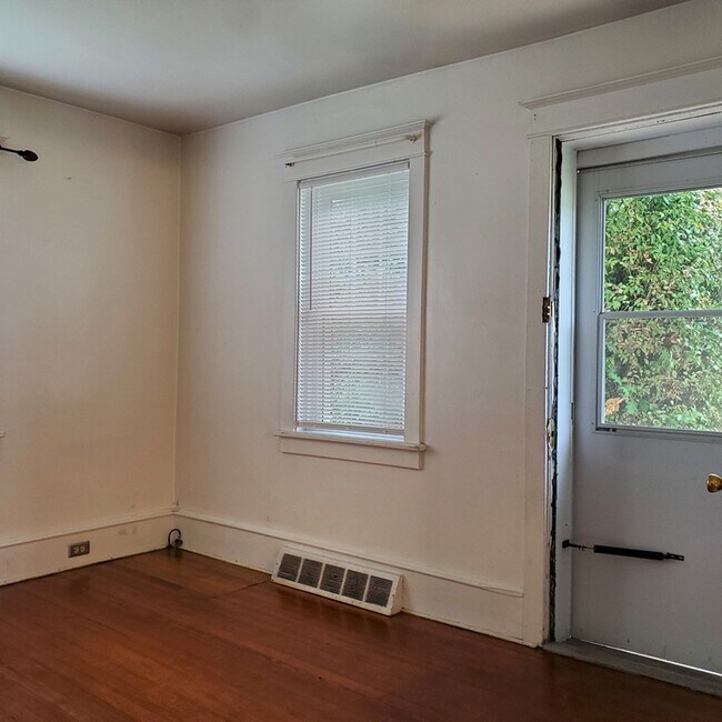 Building Photo - 100 Mary St