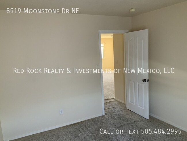 Building Photo - 3 Bedroom in La Cueva with EV Charger!!