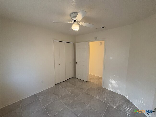 Building Photo - 3202 Honeysuckle Dr