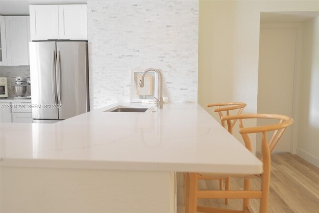 Building Photo - 3250 N Palm Aire Dr