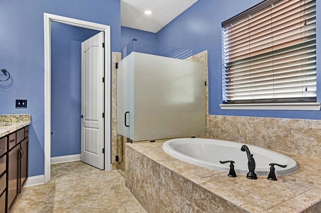 Building Photo - Gorgeous 5 bedroom/ 4 bathroom home in Durbin!