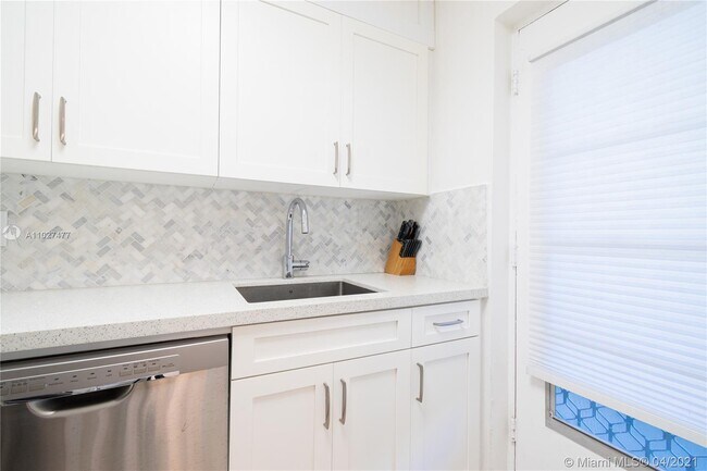 Building Photo - 220 Kings Point Dr