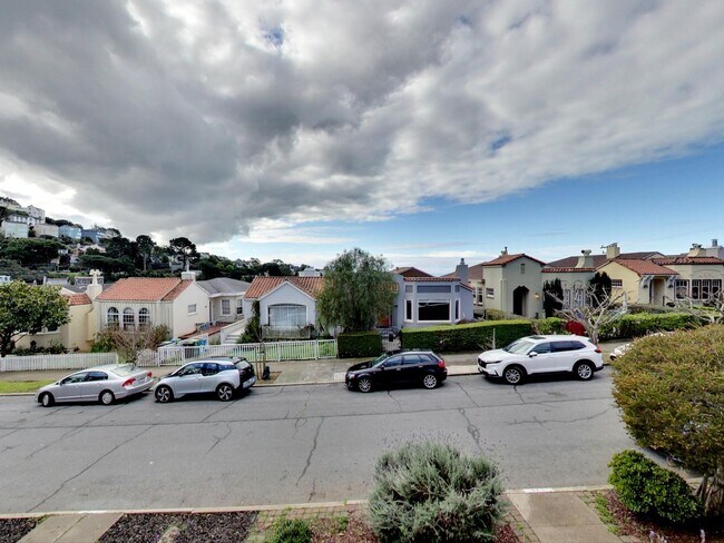 Building Photo - Stunning 4BR/3BA Home with Office, Laundry...