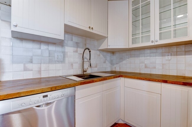 Building Photo - 1806 Gardenia Dr