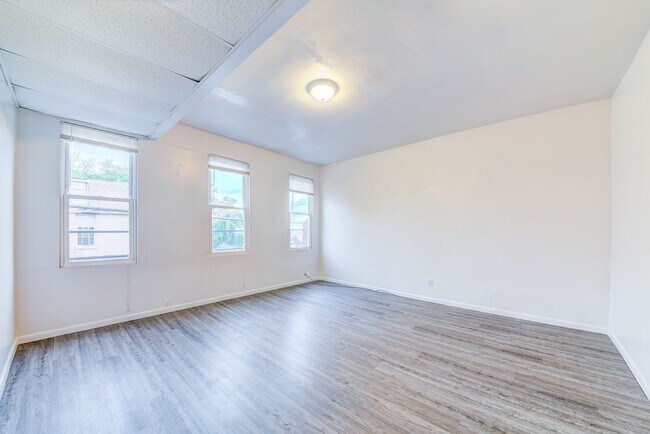 Building Photo - 2400 Mission St