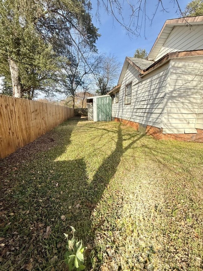 Building Photo - Updated 4 bedroom!