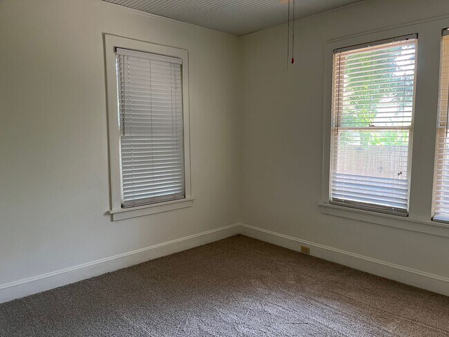 Building Photo - 1BR/1BA Broadmoor Duplex Available