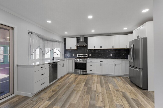 Building Photo - **3 Bedroom with a non-conforming and 2.5 bathrooms in Millard**