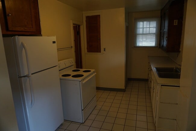 Building Photo - 4 bedroom 1 1/2 bath single family house with yard.