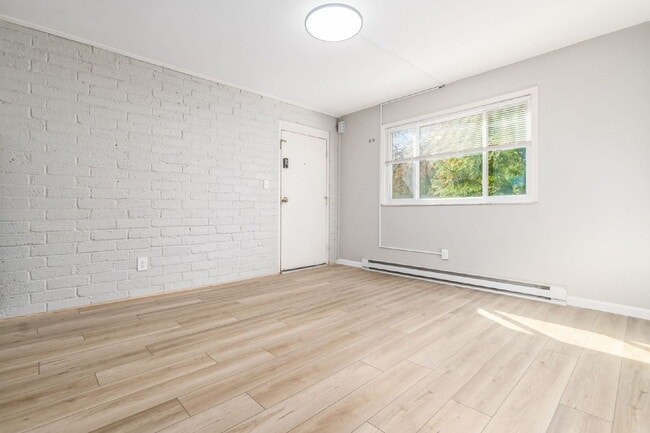 Building Photo - Spacious 2-Bedroom Apartment Near Downtown & German Village