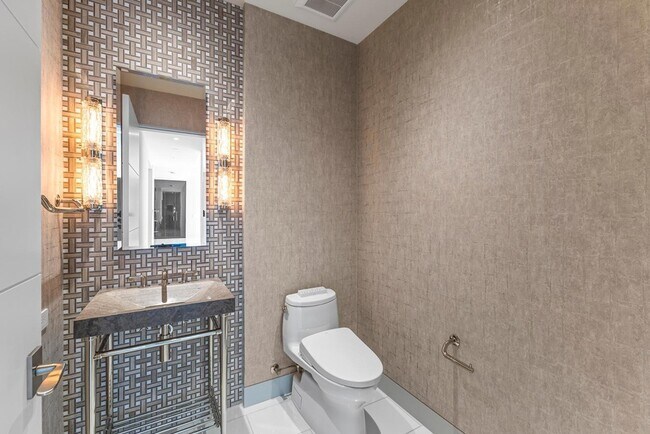 Building Photo - 6587 N Palmeraie Blvd