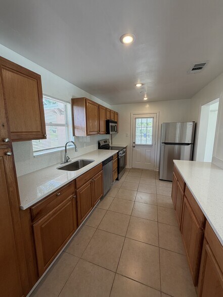 Building Photo - 2 Bed/1 Bath