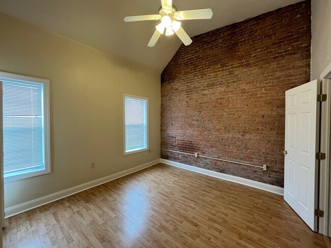 Building Photo - 350 Ophelia St