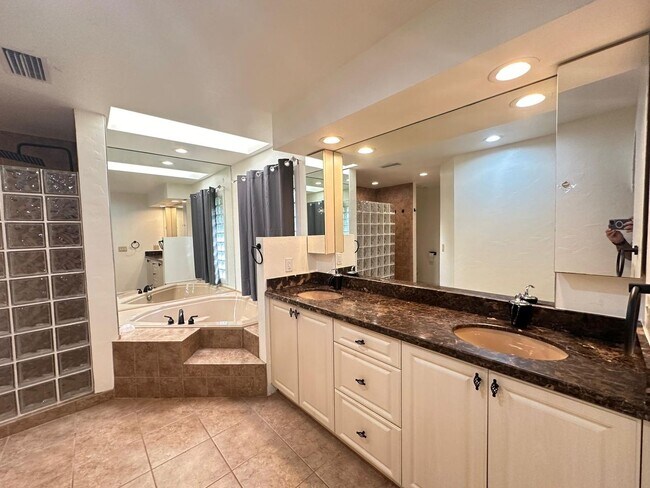 Building Photo - Tranquil Lakefront Living in the Heart of ...