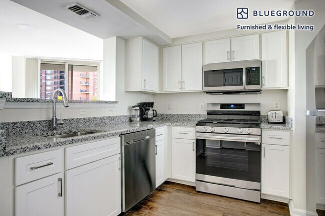 Building Photo - 1320 N Veitch St