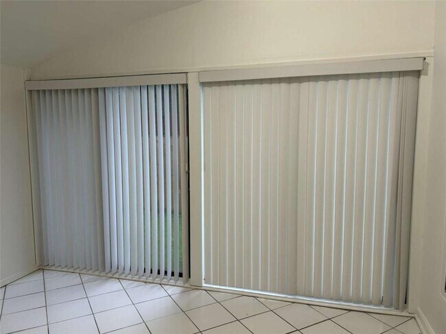 Building Photo - 717 Shore Dr