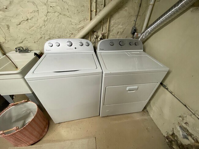 Building Photo - Charming 3 Bedroom/1.5 Bathroom Townhome i...