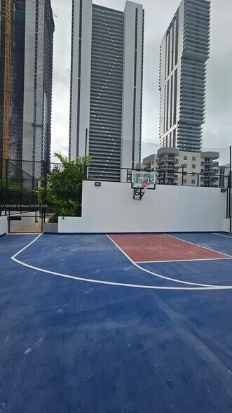 Building Photo - 700 NE 24th St