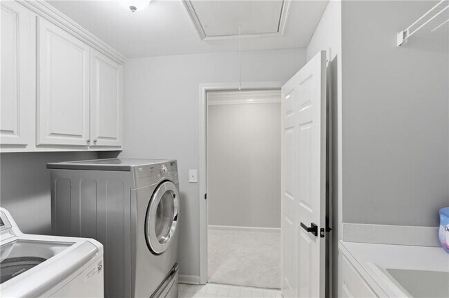 Building Photo - 4563 Fountain Dr NE