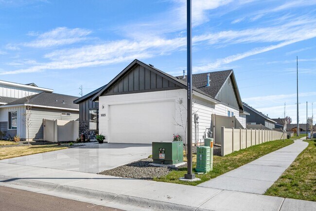 Building Photo - Lovely Meridian Home