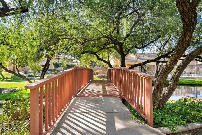 Building Photo - 1925 W Olive Way