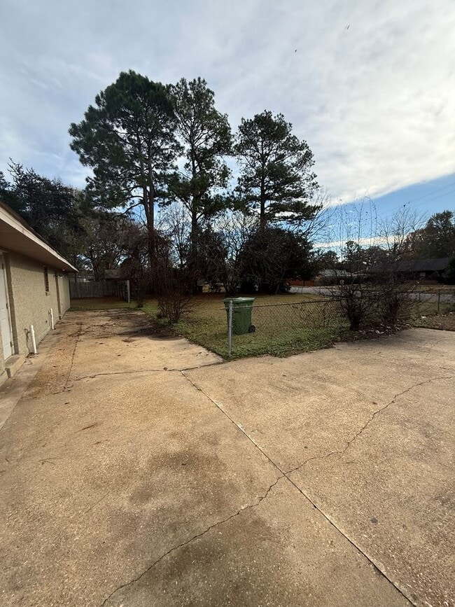 Building Photo - ** 4 Bed 2 Bath located in Montgomery East ** Call 334-366-9198 to schedule a self tour