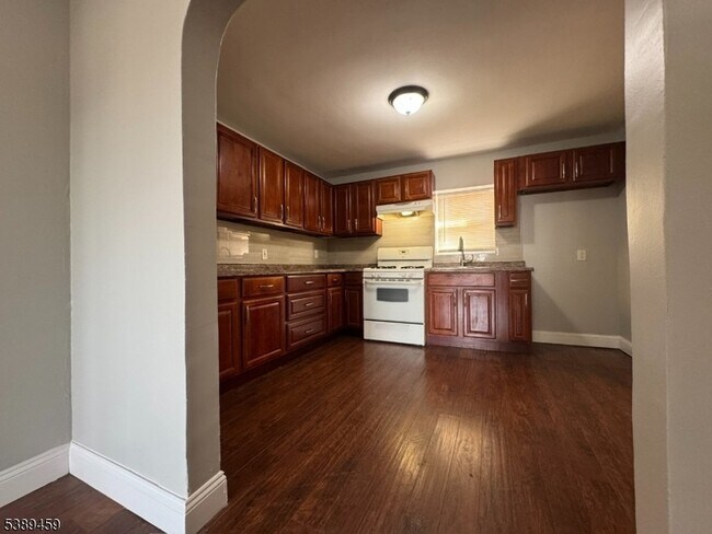 Building Photo - 12 E 10th St