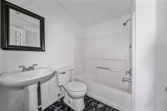 Building Photo - 15807 Cypress Garden Dr