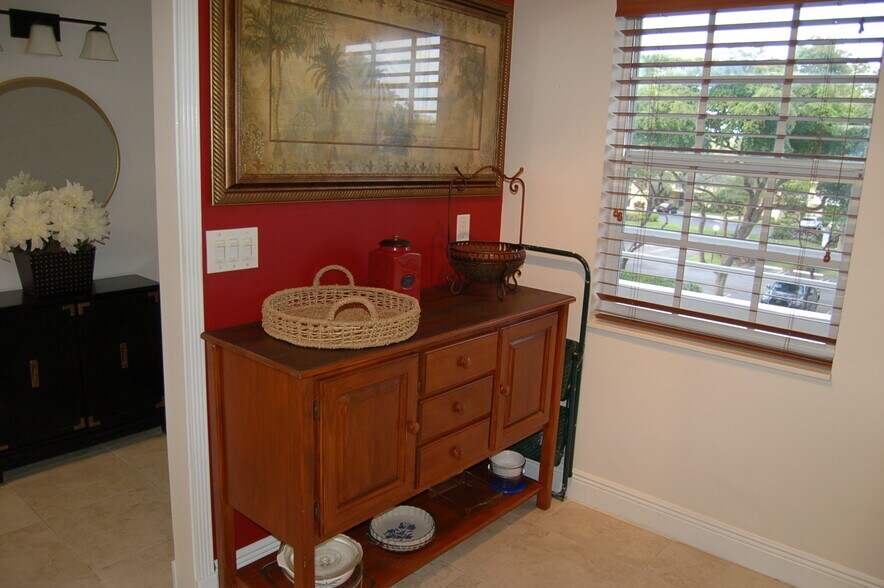 Building Photo - 575 Oaks Ln