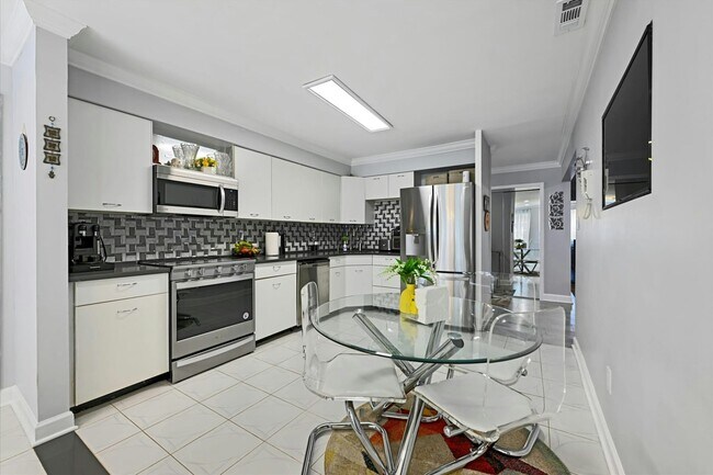 Building Photo - 10 Fourwood Ct