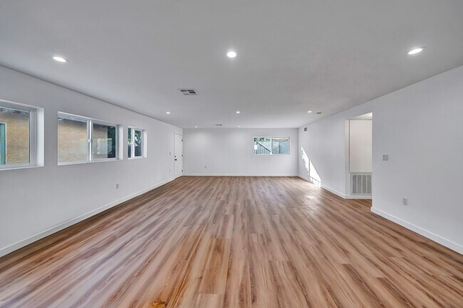 Building Photo - 11845 Hamlin St