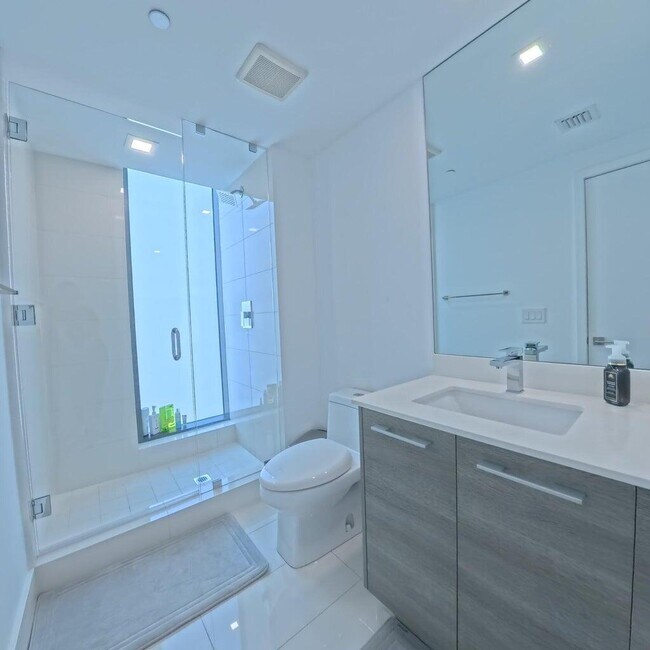 Building Photo - 650 NE 32nd St