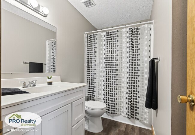 Building Photo - 3 Bedroom End Unit Townhouse