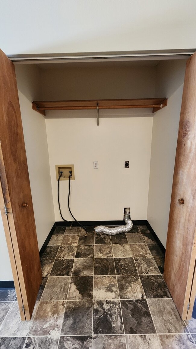 Building Photo - 2 Bedroom, 1 1/2 Bathrooms With Attached Garage! Available May 1st!