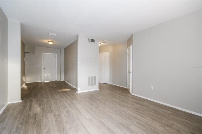 Building Photo - 6813 N Clearview Ave