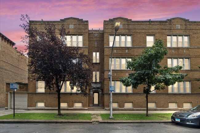 Primary Photo - 7431 N Hoyne Ave