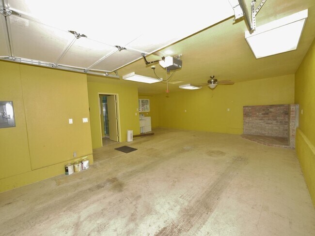 Building Photo - 16870 Alpine Dr