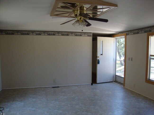 Building Photo - 214 Bluebonnet Dr